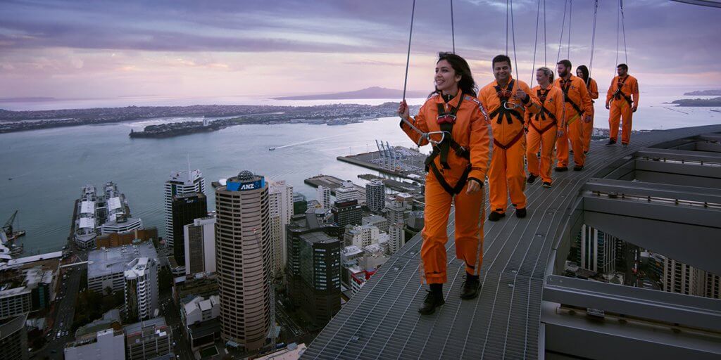 المشى أعلى برجي Sky Tower - تجربة لا تنسى